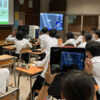タブレットで電子顕微鏡の画像の写真を撮影(清新第一中学校)
