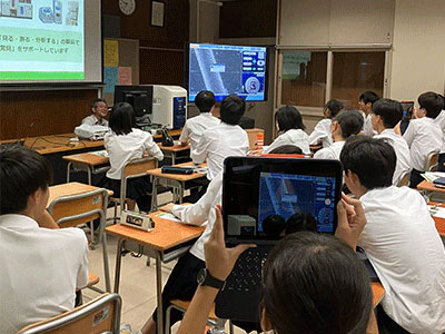 タブレットで電子顕微鏡の画像の写真を撮影(清新第一中学校)