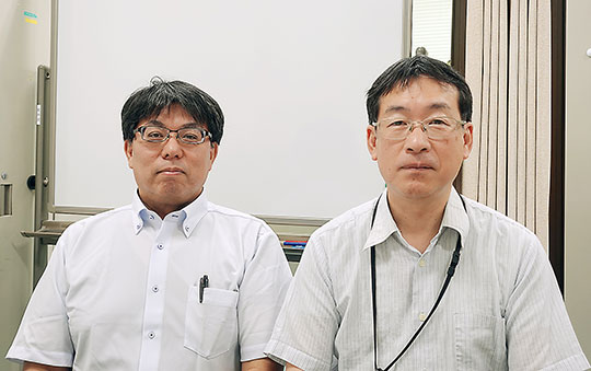 井上和幸課長(右)と枝川哲也参事