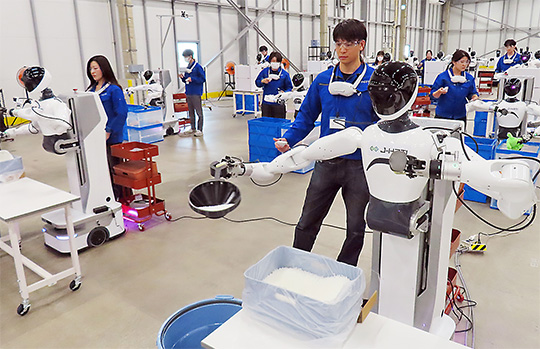 ヒューマノイドロボットに動作を行わせ学習用の元データを生成する