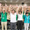 万歳する古謝氏（左から3人目、自民党提供）