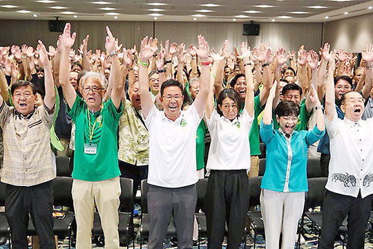 万歳する古謝氏(左から3人目、自民党提供)