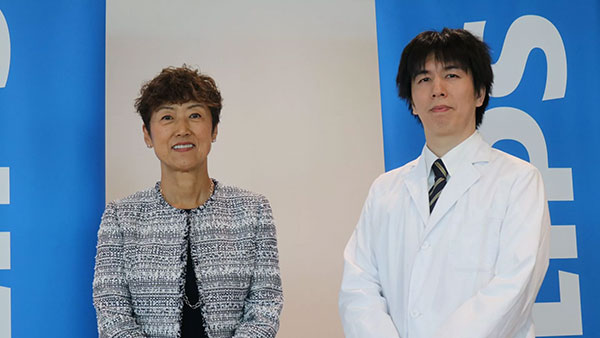 安部美佐子社長(左)と村丘氏