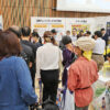 OTC関連メーカーなどがブースを出展し、会場は多くの来場者でにぎわった