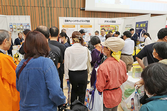 OTC関連メーカーなどがブースを出展し、会場は多くの来場者でにぎわった