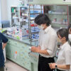 那賀町立上那賀病院を訪問した薬学生(事業関係者提供)