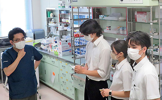 那賀町立上那賀病院を訪問した薬学生(事業関係者提供)