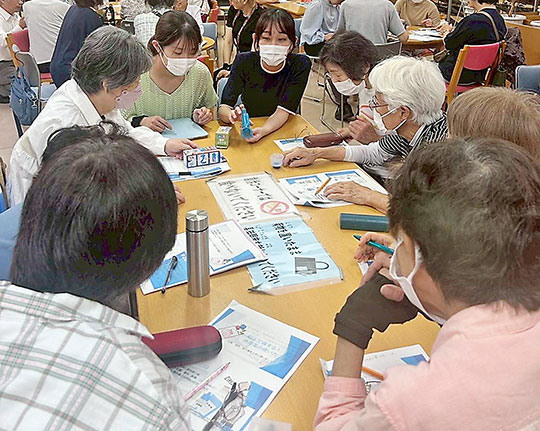 学生は近隣の公民館を訪れ、地域住民への薬の説明や対話に取り組んだ(同大学提供)